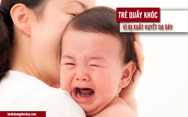 trẻ sơ sinh quấy khóc vì xuất huyết dạ dày